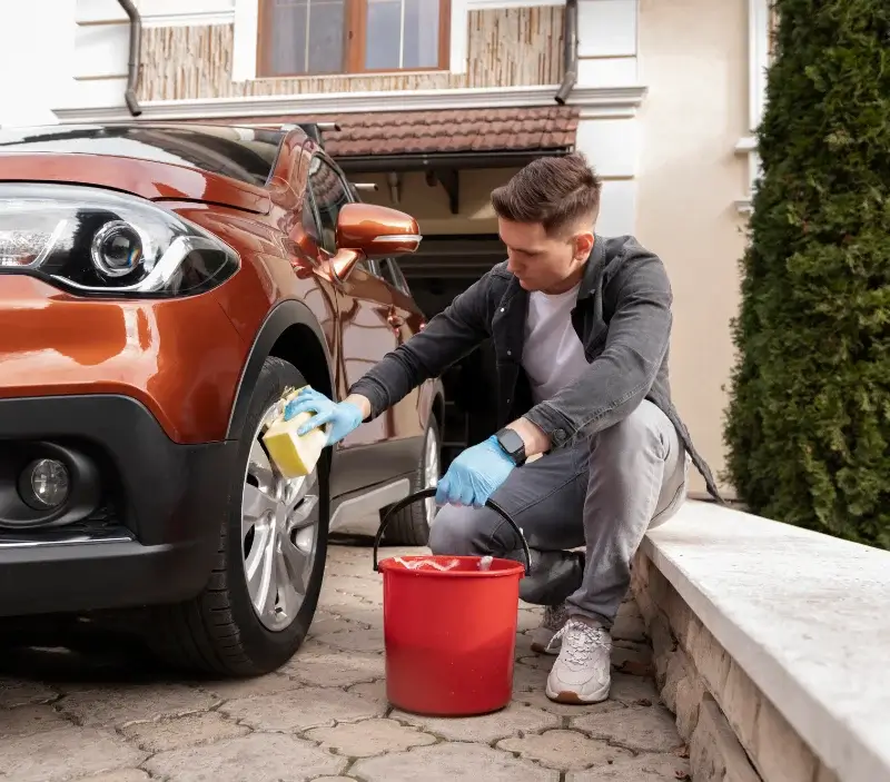 Lavage auto à domicile Préfontaines : professionnel intervenant sur un véhicule